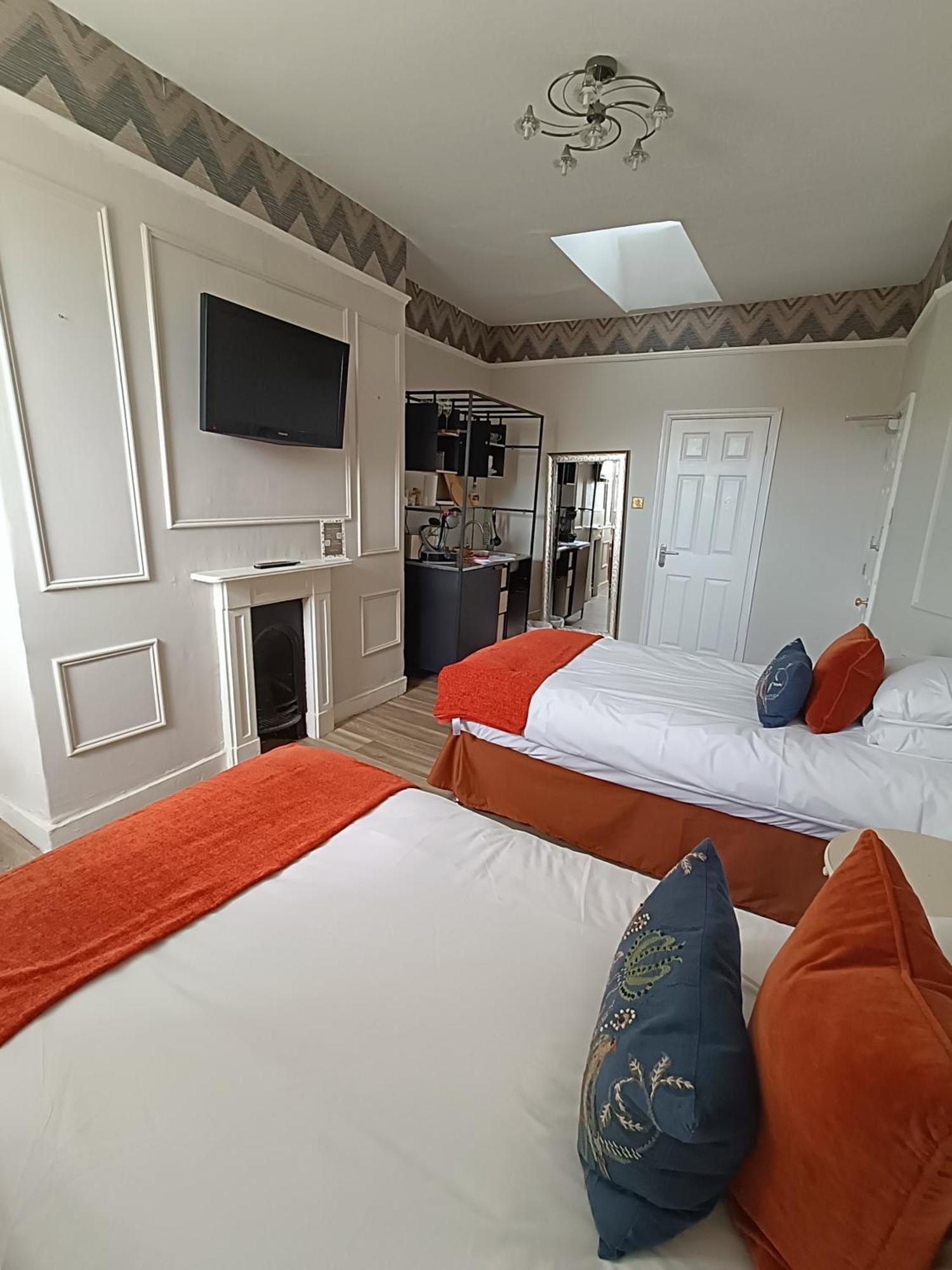 Rooms On The Prom Челтнъм Екстериор снимка