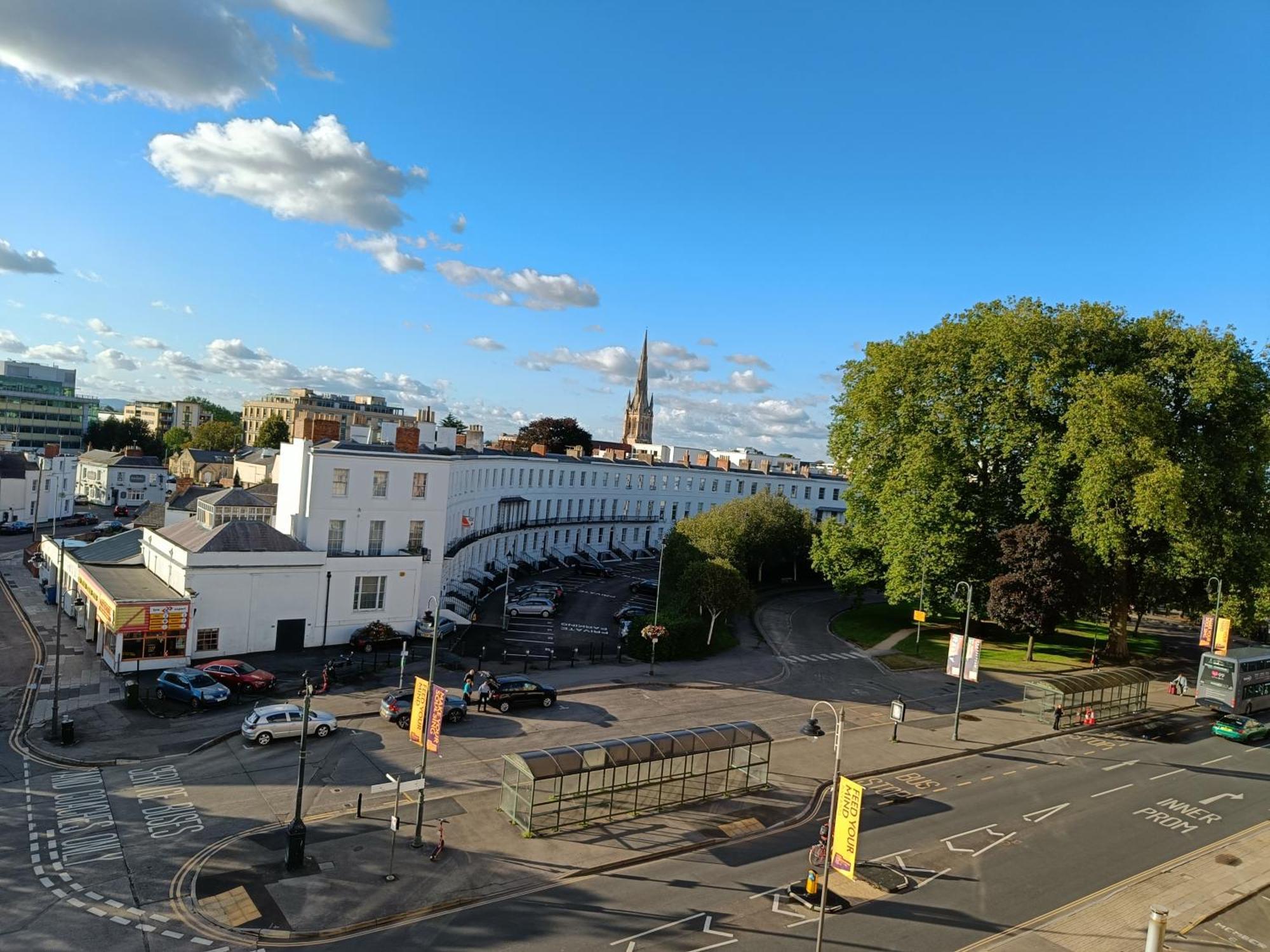 Rooms On The Prom Челтнъм Стая снимка